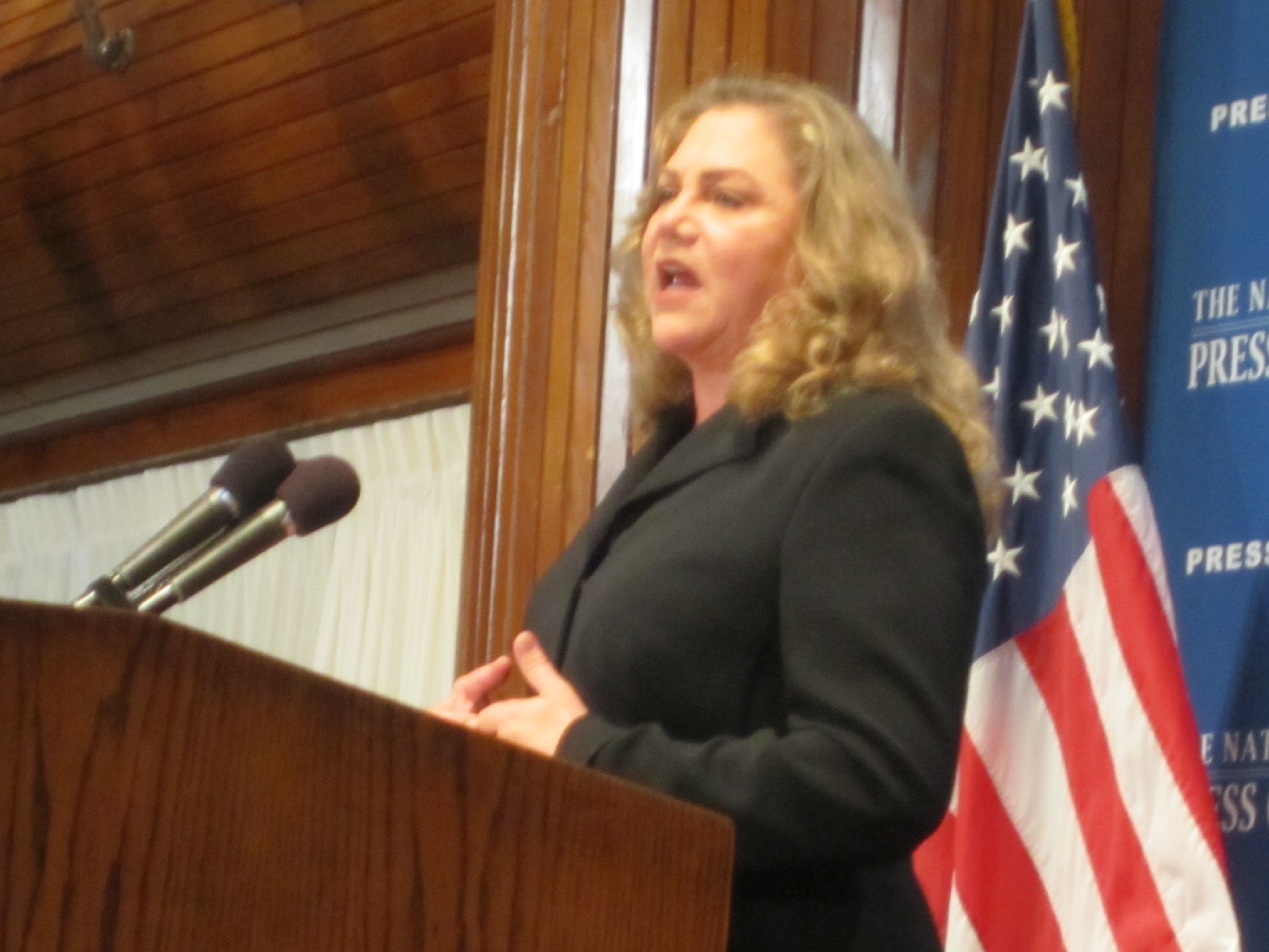 Actress Kathleen Turner Puts Women on Top at National Press Club Luncheon