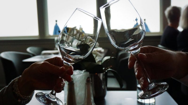 cheers-with-restaurant-glassware (1)
